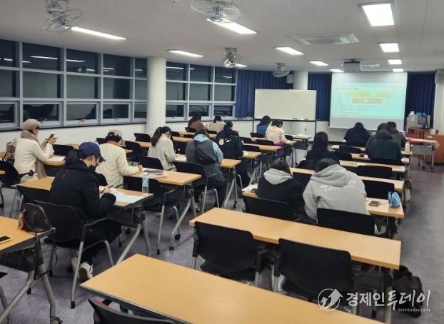 쓰담쓰담 도서관 공방‘내 마음을 그리는 캘리그라피’