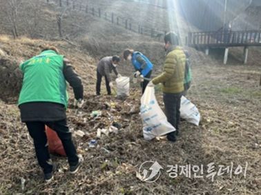 여수시 묘도동 자생단체는 지난 13일 이순신대교 홍보관 및 봉화산 전망대 주변에서 환경정비 활동을 전개했다.