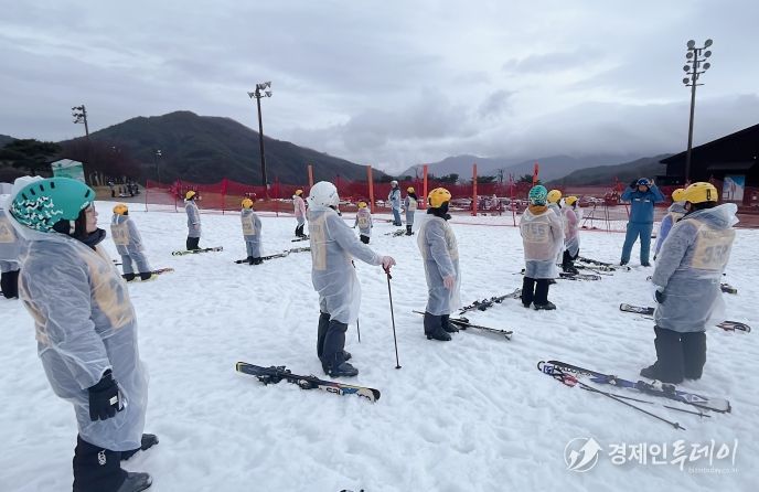 드림스타트 아동들이 스키강습을 받고 있다.