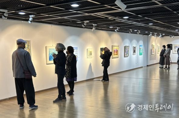 15일 개막해 20일까지 목포문화예술회관에서 열리는‘제29회 전라남도중등미술과교원전·학생예술동아리성과나눔전’에서 관람객들이 작품을 둘러보고 있다.