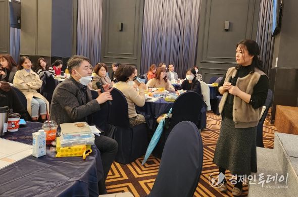 14일 여수에서 열린 기초학력전담교사 연찬회에서 ‘수해력 발달과 지도사례’발표 후 질의응답이 이어지고 있다.