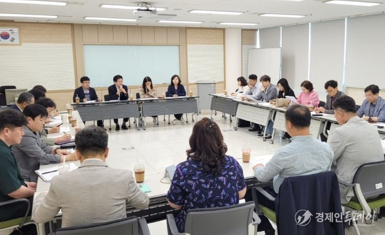 19일 전남여성가족재단에서 ‘학교폭력제로센터장 대책회의’가 진행되고 있다.