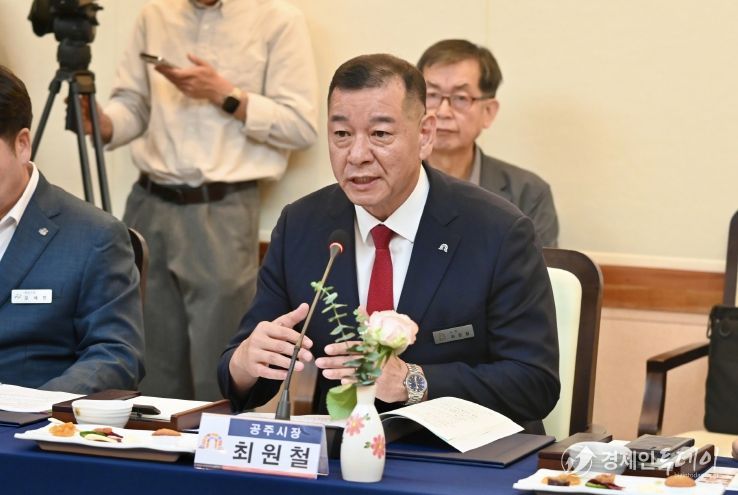 충남시장군수협회에 참석한 최원철 시장