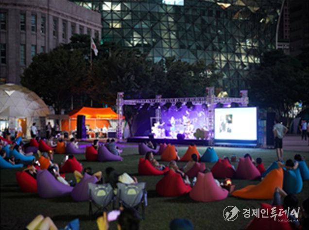 서울야외도서관 야간 행사 <서울밤야외도서관>을 즐기는 시민 모습