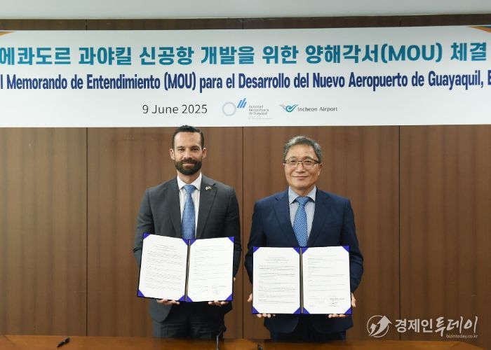 지난 9일 청사 임원회의실에서 열린 ‘에콰도르 과야킬 신공항 개발을 위한 양해각서 체결식’에서 인천국제공항공사 이학재 사장(사진 오른쪽)과 에콰도르 과야킬 파블로 피타 항공청장(사진 왼쪽)이 업무협약 체결 후 기념촬영을 하고 있다.