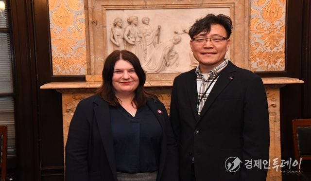 왼쪽 글래스고 시의회 의장 Susan Aitken, 오른쪽 인천시 환경국장 김철수