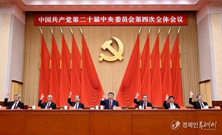 시진핑, 리창(李强), 자오러지(趙樂際), 왕후닝(王滬寧), 차이치(蔡奇), 딩쉐샹(丁薛祥), 리시(李希) 등이 주석대에 착석했다. (사진/신화통신)