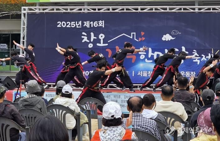 창5동 주민들이 ‘제16회 창오가족 한마당축제’에서 합기도 시범단의 공연을 관람하고 있다.