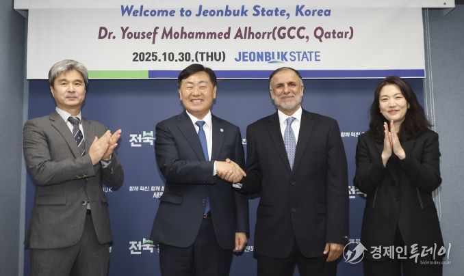 30일 서울 전북특별자치도 중앙협력본부에서 김관영 도지사가 유세프 모하메드 알호르 카타르 글로벌탄소위원회(GCC·Global Carbon Council) 의장과 탄소중립 및 지속가능 인프라 구축을 위한 협력 방안을 논의하고 기념촬영을 하고 있다