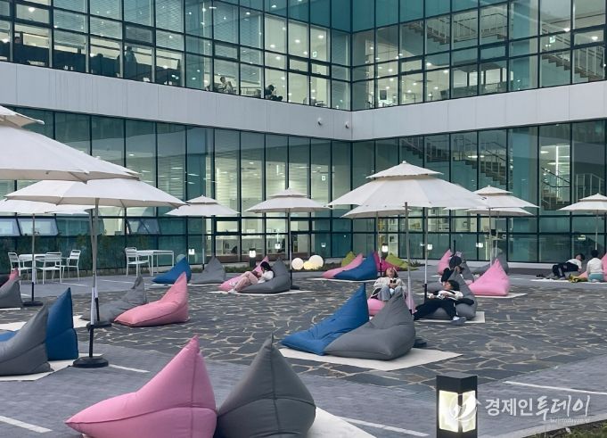 모담도서관 야외 독서공간