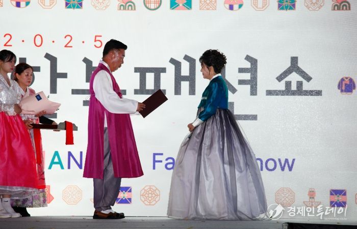 청주시 한복문화의 거리서 전통 패션쇼 ‘큰 호응’