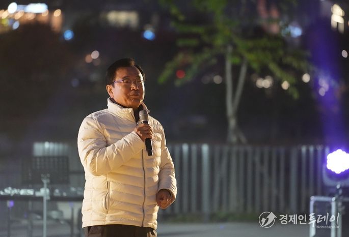 2일 이현재하남시장이 미사호수공원에서 열린 ‘2025 Stage 하남! 버스킹’ 굿바이공연에서 인사말을 전하고 있다.