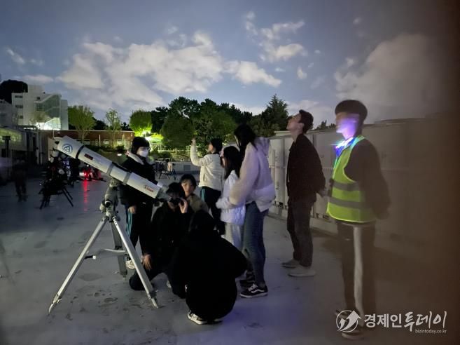 부산창의융합교육원, 2025 별 축제 ‘밤하늘, 빛을 따라’ 개최-작년 행사 모습.