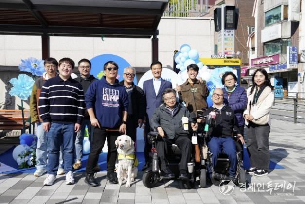 이승로 성북구청장(뒷줄 오르쪽 네 번째)이 장애인식개선 거리캠페인에 참석해 기념촬영을 하고 있다