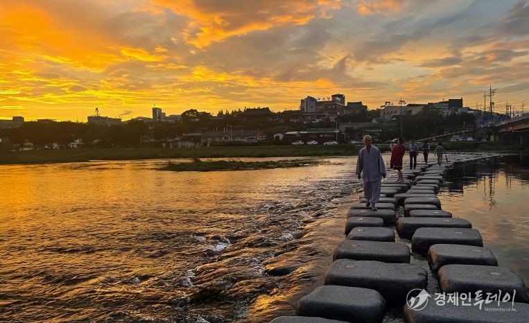 침수교를 건너며(오경택)