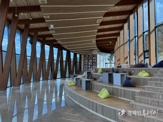 아중호수도서관, 책과 음악이 흐르는 101미터의 문화공간 ‘주목’