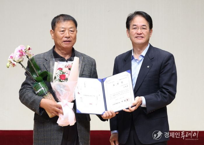 고양시 문화예술진흥 유공자 표창 기념촬영_이동환 고양시장(오른쪽), 고양들소리보존회 안명회님(왼쪽)