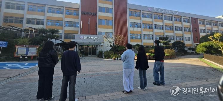 광주시교육청 전남대 교육협력관실이 7일 동아여고에서 전남대 지리학과 함께 진행하는 학교 항공촬영에서 전남대 지리학과 학생들이 드론을 조작하고 있다.