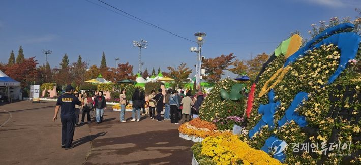 “진주국화작품전시회, 16일까지 1주일 연장 전시”