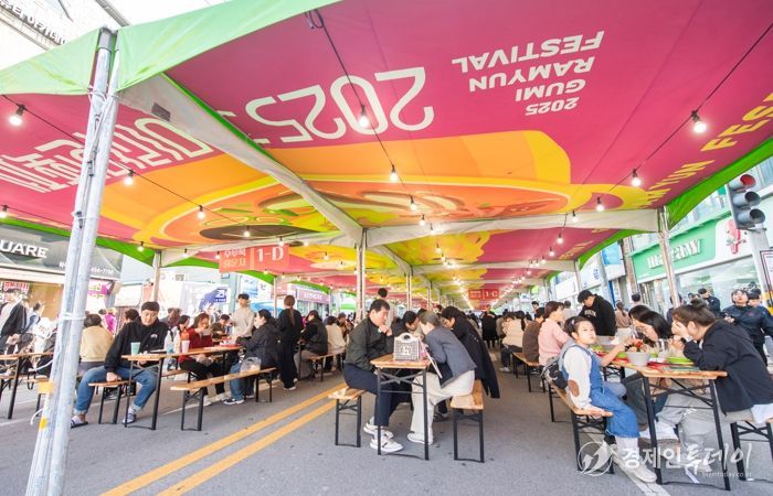 구미라면축제 개막 첫날 9만 인파, 도심이 끓었다