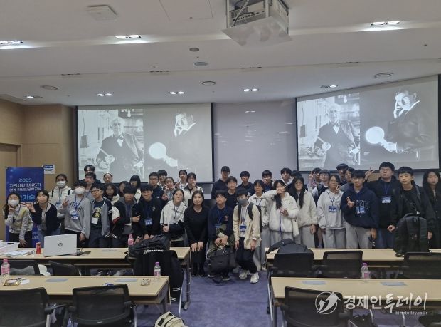 울산교육청이 8일 울산과학기술원에서 운영한 '지역사회와 연계한 학생 인문학 교실' 에 참가한 학생들이 기념사진을 찍고있다.