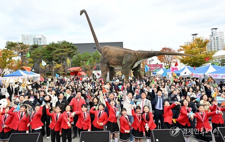 ‘2025 울산 종갓집 온마을교육축제’가 8일 공룡발자국 공원에서 김영길 중구청장, 박경흠 중구의회 의장, 천창수 시교육감, 구의원, 마을교육공동체, 학생 등이 참석한 가운데 열렸다.