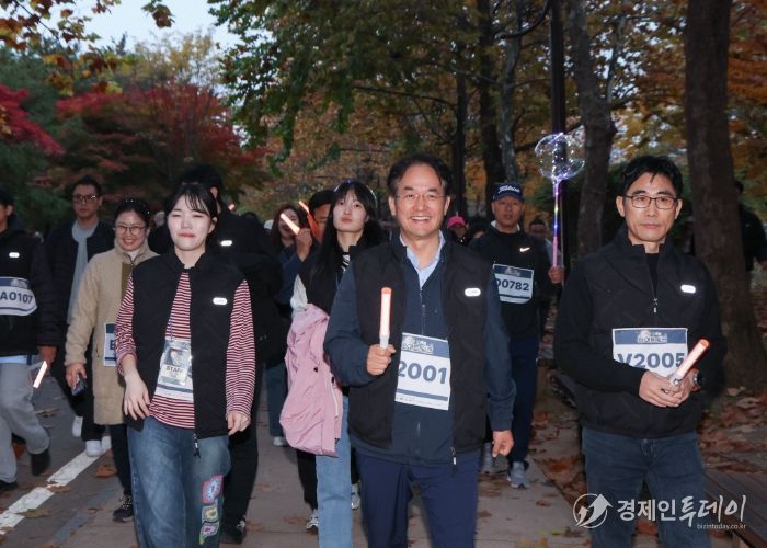 이동환 고양특례시장과 시민들이 일산호수공원을 걷고 있다.