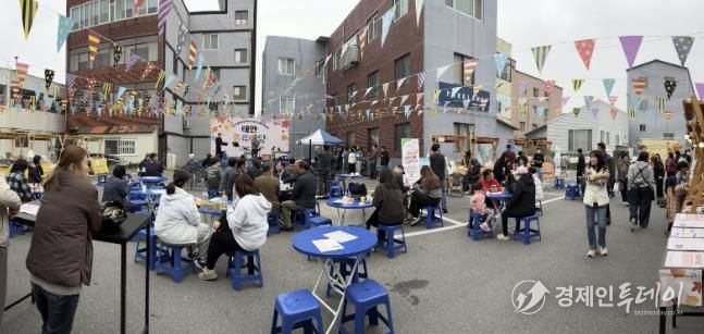 8일 태안읍 동부시장 주차장 일원에서 열린 태안 풍류마당 모습.
