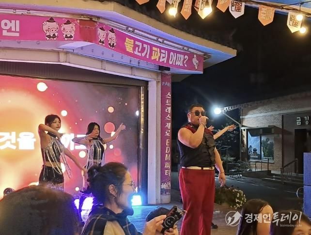 특별 초청가수 싸이버거가 공연하는 모습.