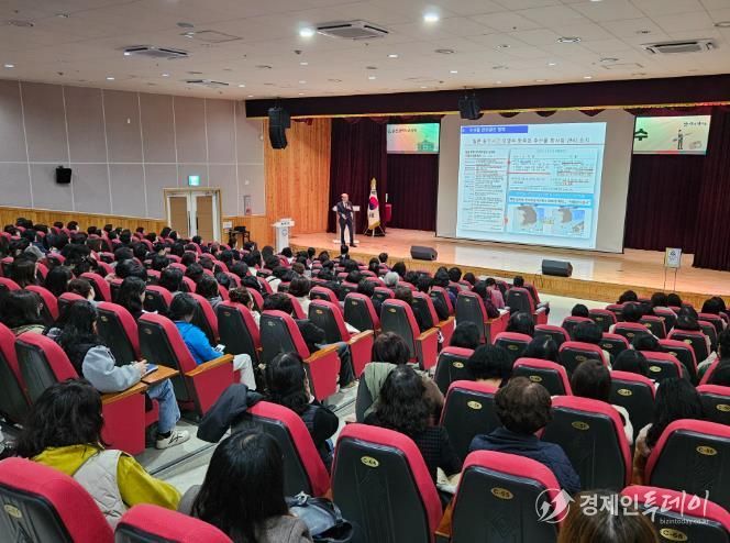 울산교육청이 울산과학관 빅뱅홀에서 진행한 조리사 대상 역량강화 연수에서 참가자들이 연수를 듣고있다