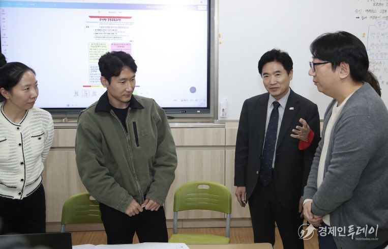 김대중 전남교육감과 삼기초 교육가족들이 11일 학교 공동교육과정 운영 내실화를 주제로 한 차담회를 진행하고 있다.