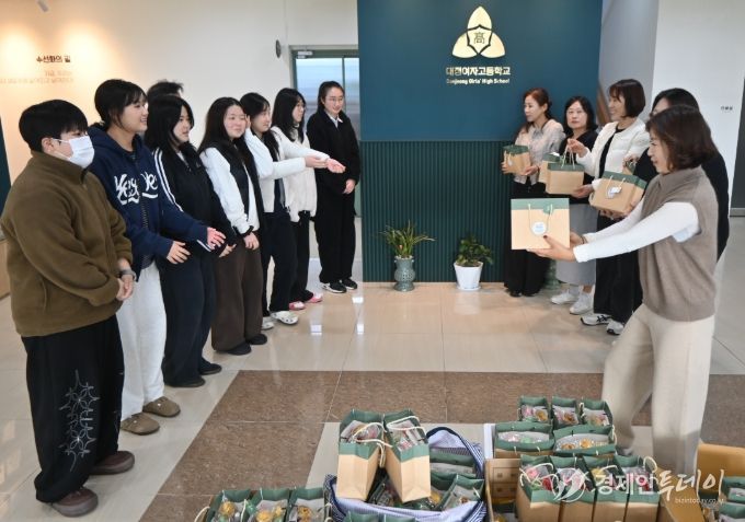 ‘수능 응원 물품’ 전달