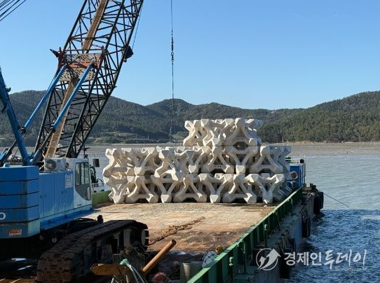 산란·서식장으로 이동하고 있는 인공어초