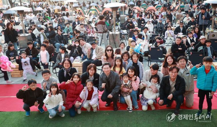 이상일 용인특례시장이 15일 용인포은아트홀 문화광장에서 열린 ‘2025 어텀라운지 페스티벌’에 참석해 시민과 소통의 시간을 갖고 있다