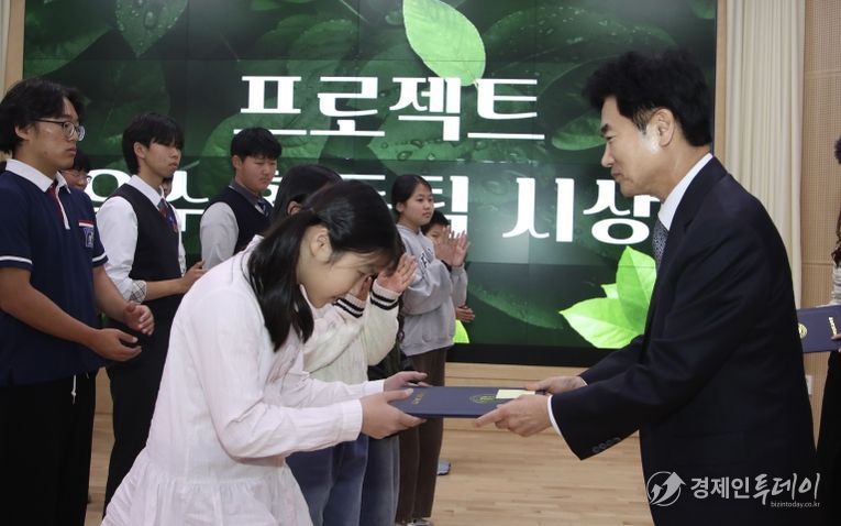 김대중 전남교육감이 ‘공생의 길(물길·숲길) 프로젝트’ 우수동아리 시상을 하고 있다.