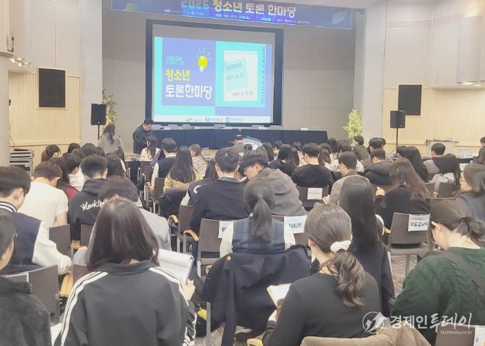 지난 15일 호남대학교 성인관에서 열린 ‘2025 청소년 토론 한마당’에서 학생들이 토론회를 진행하고 있다