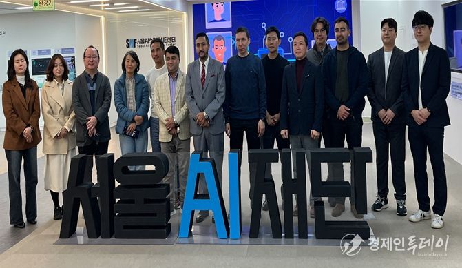 네팔‧키르기스스탄‧부탄‧우즈베키스탄 ICT 부처 고위 공무원과 한국지능정보사회 진흥원(NIA) 관계자들이 서울AI스마트시티센터에서 단체 기념 촬영을 하고 있다.