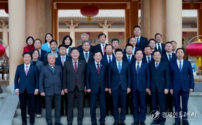 중국 둔황시를 방문한 주낙영 경주시장과 경주시 대표단이 18일 둔황시청 앞에서 둔황시 주요 인사들과 기념촬영을 하고 있다.