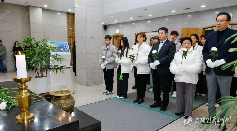 이정선 광주시교육감이 19일 광주학생독립운동기념관에서 광주를 방문한 중앙아시아 거주 독립운동가 후손들과 함께 헌화와 참배를 진행하고 있다. / 광주시교육청 제공