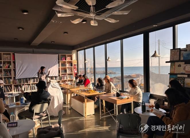 강북지역 학부모들이 19일 북구 카페에서 '인공지능 시대를 살아가는 자녀를 위한 독서법' 특강을 듣고있다.