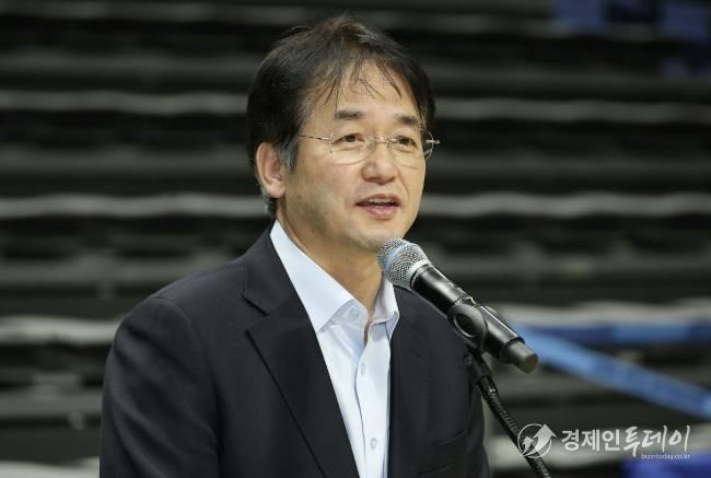 ‘2025년도 어르신 송년 음악회’에 참석해 인사말 중인 이동환 고양특례시장