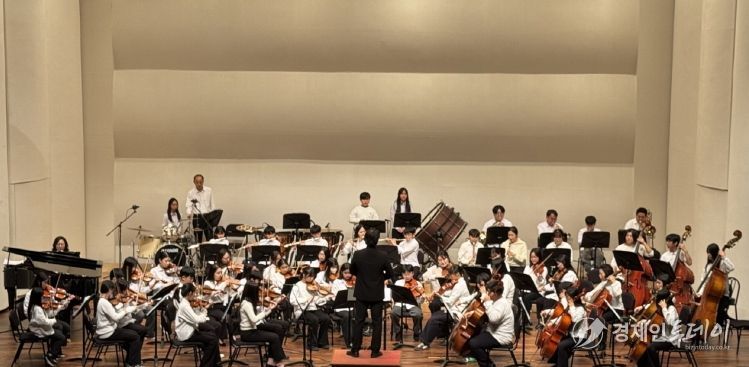 (재)포항문화재단(대표이사 이상모)은 지난 19일 저녁 포항시청 대잠홀에서 열린 ‘꿈의 오케스트라 포항’의 2025 정기연주회 ‘바다의 꿈’을 개최했다.