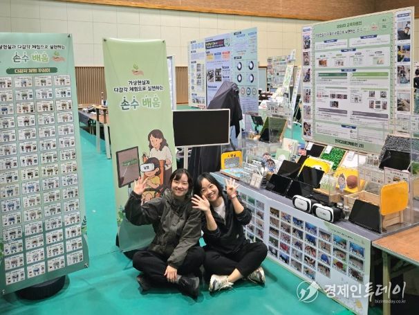 전국교육자료전 3년 연속 국무총리상 수상(좌측 대전해든학교 한가영 교사, 우측 대전해든학교 정옥랑 교사)