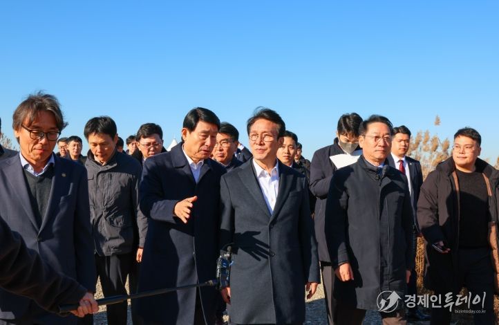 김민석 국무총리가 21일 인천 서구 수도권매립지를 방문, 3-1매립장 위생매립 현황 및 2매립장 상부공간 활용대책에 대해 브리핑을 받으며 점검을 하고 있다.