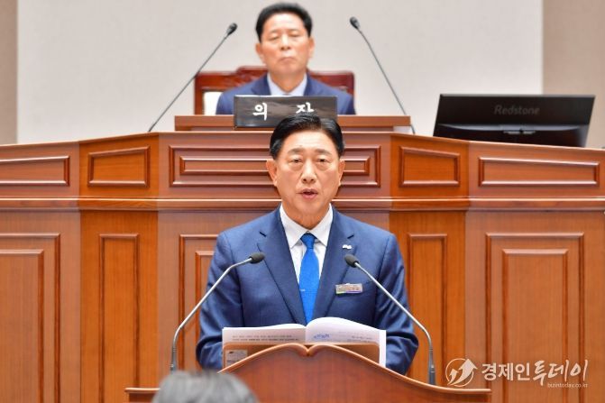김한종 장성군수가 20일 열린 장성군의회 정례회에서 내년도 예산안에 대해 설명하고 있다. 장성군 제공