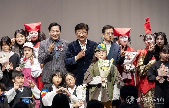 최충규 대덕문화관광재단 이사장(사진 두 번째 줄 왼쪽 네 번째)과 ‘2025 꿈의 극단 대전 대덕구’ 단원 및 관계자들이 정기공연을 마친 후 기념 촬영을 하고 있다.