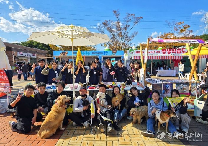 학생자치단 학생들이 2일 울산평생학습박람회에서 유기견 물품을 판매하고 기념사진을 찍고있다.