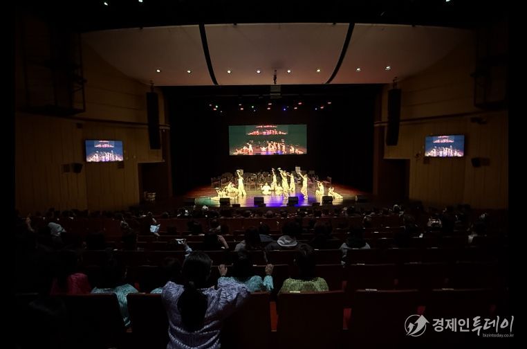 영덕문화예술교육축제에 400여 명의 관객이 모여 예술교육생들의 발표 무대를 감상했다.