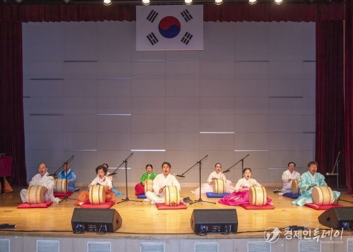 판소리반이 춘향전(농부가)을 공연하고 있다.