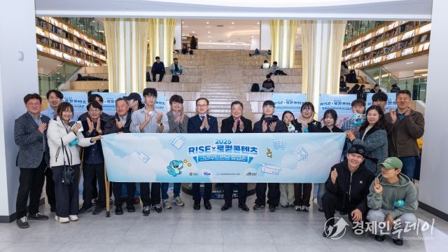 경상국립대학교 가좌캠퍼스 도서관에서 운영된 ‘RISE×로컬콘텐츠 크라우드펀딩 팝업존’ 전시 및 체험 현장 모습. 박명균 경남도 행정부지사, 권진회 총장 일행이 11월 25일 현장을 방문해 관계자들을 격려했다.